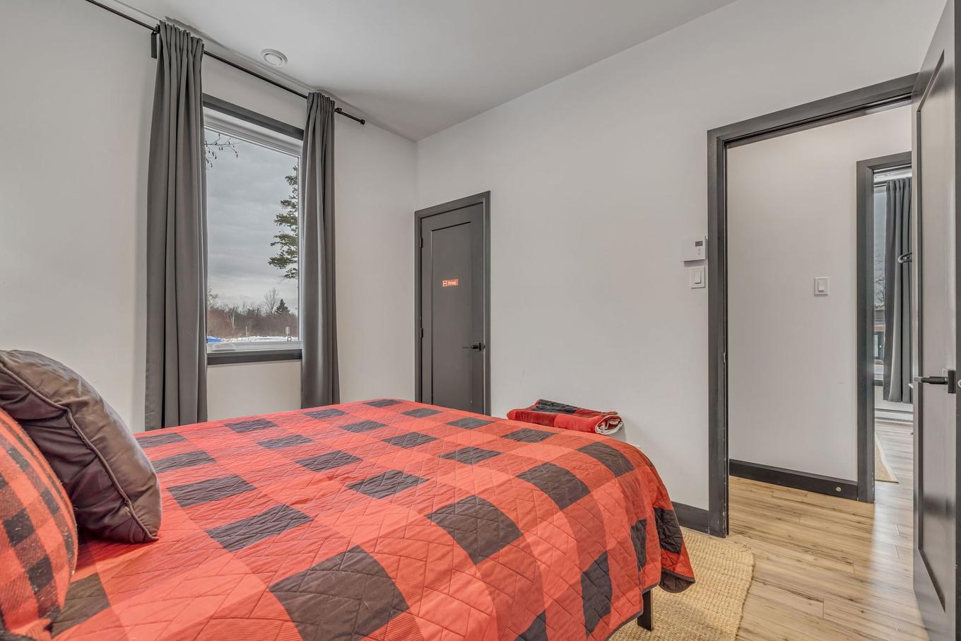 Bedroom - 38 Rue Du Refuge, Saint-Ferréol-Les-Neiges, QC - Indoor Photo Showing Bedroom