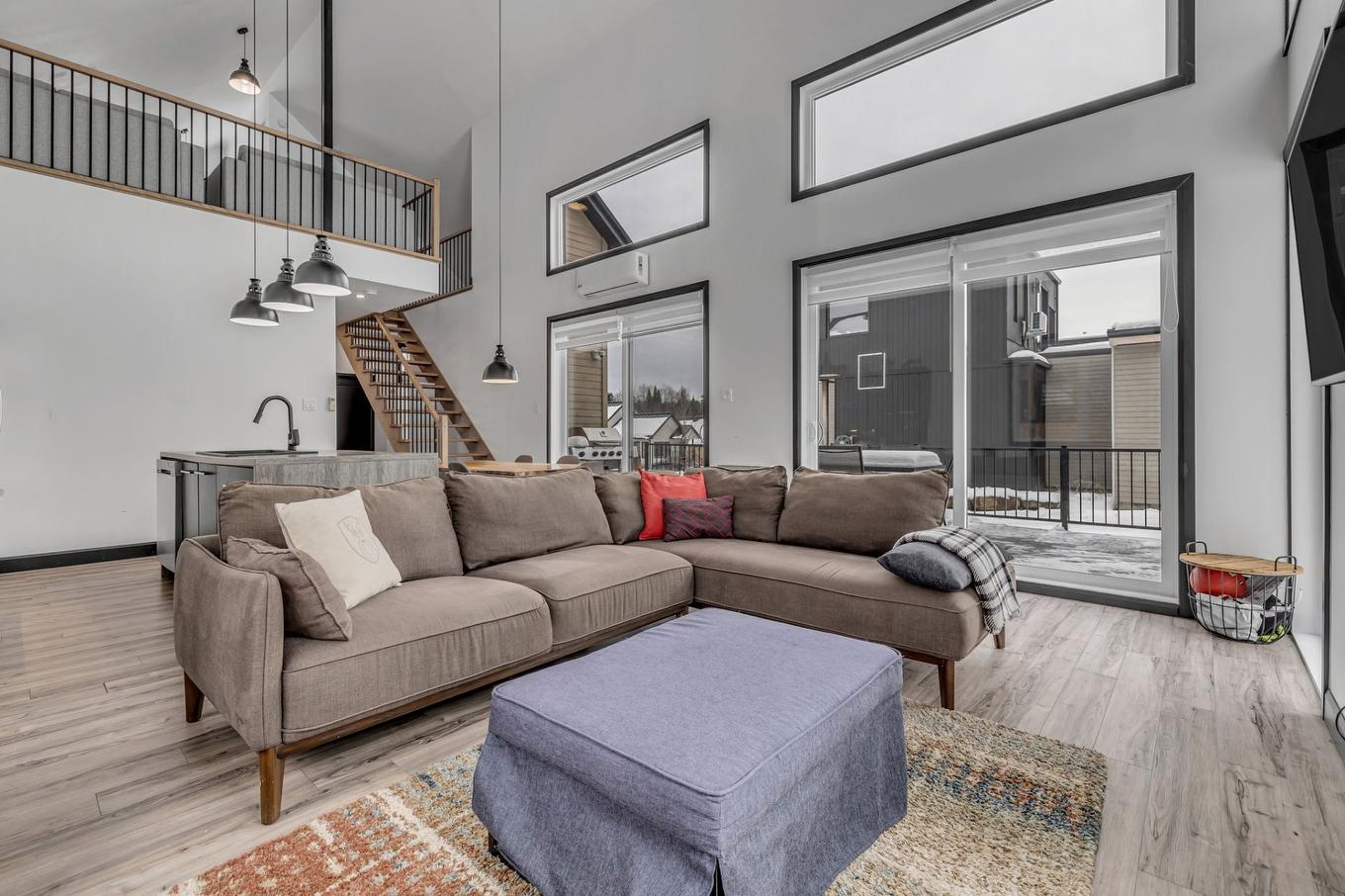 Living room - 38 Rue Du Refuge, Saint-Ferréol-Les-Neiges, QC - Indoor Photo Showing Living Room