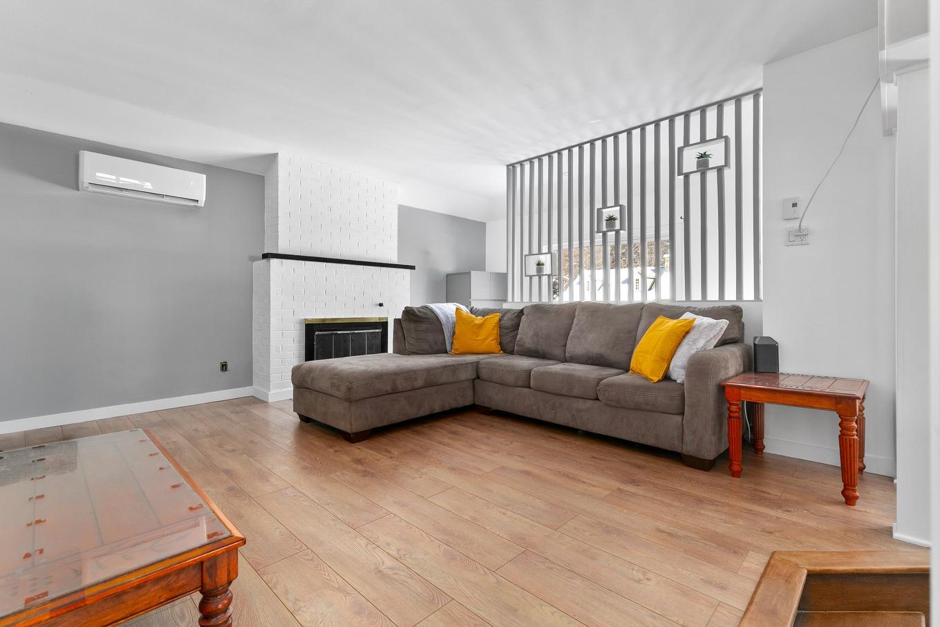 Living room - 1526 2E Avenue Du Lac-Lemenn, Sainte-Julienne, QC - Indoor Photo Showing Living Room