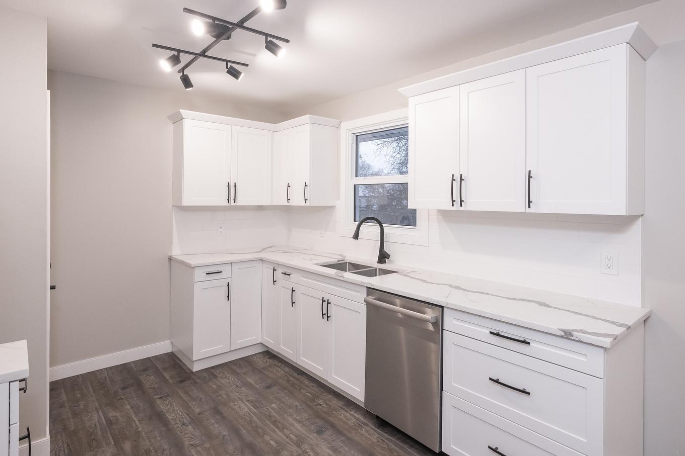 77 Gertrude Avenue, Thunder Bay, ON - Indoor Photo Showing Kitchen With Double Sink