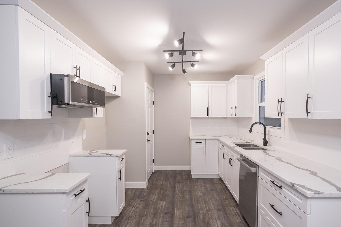 77 Gertrude Avenue, Thunder Bay, ON - Indoor Photo Showing Kitchen With Double Sink