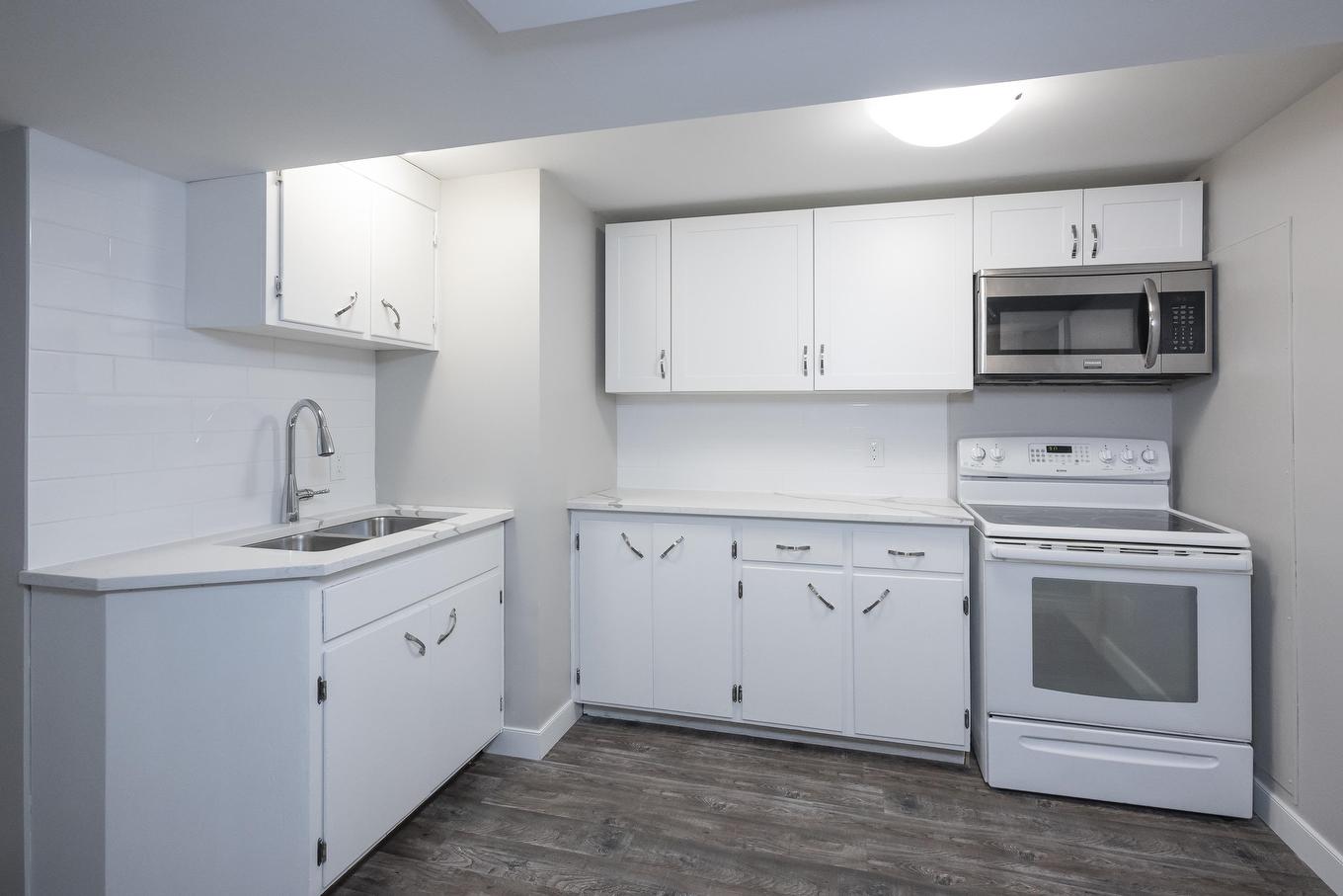 77 Gertrude Avenue, Thunder Bay, ON - Indoor Photo Showing Kitchen With Double Sink