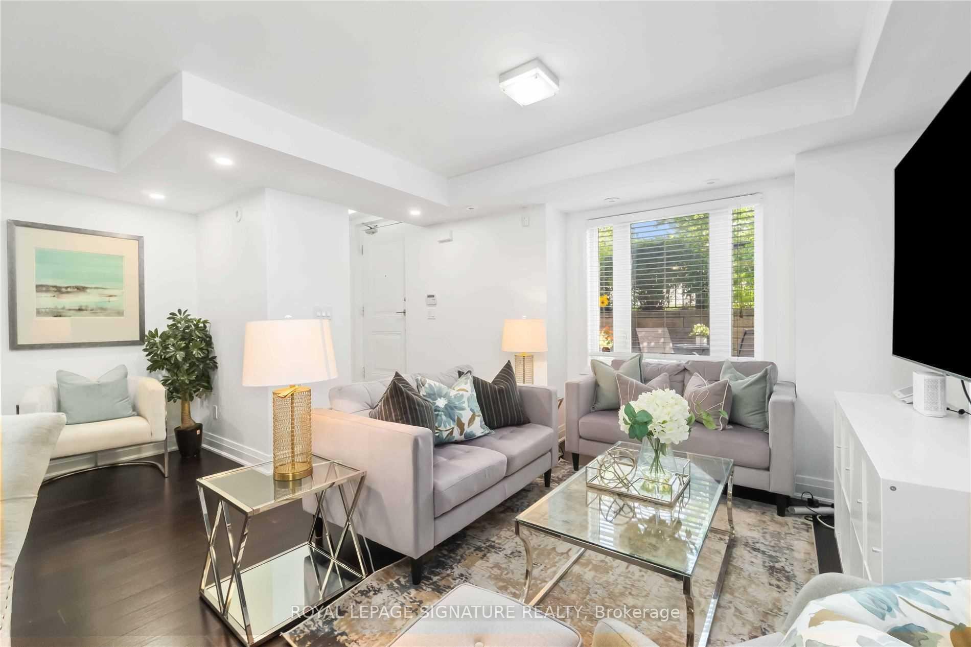 107-320 John Street, Markham, ON - Indoor Photo Showing Living Room