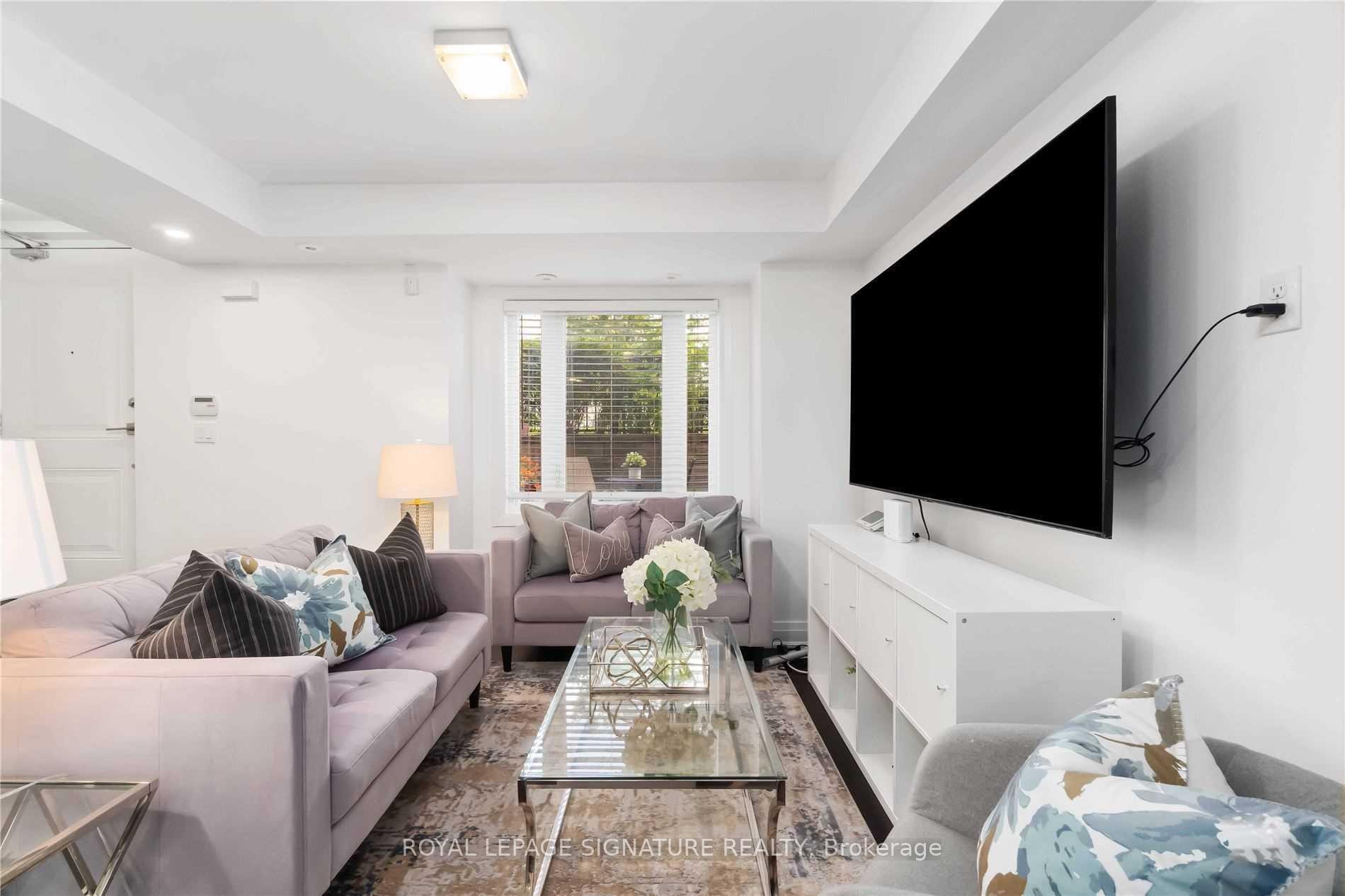 107-320 John Street, Markham, ON - Indoor Photo Showing Living Room