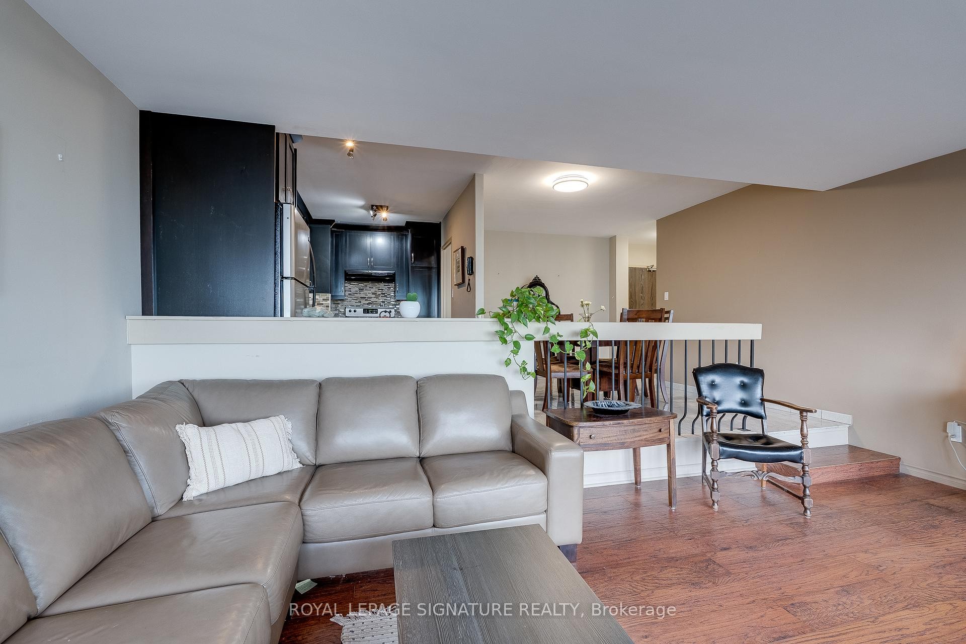 611-1 Four Winds Drive, Toronto, ON - Indoor Photo Showing Living Room