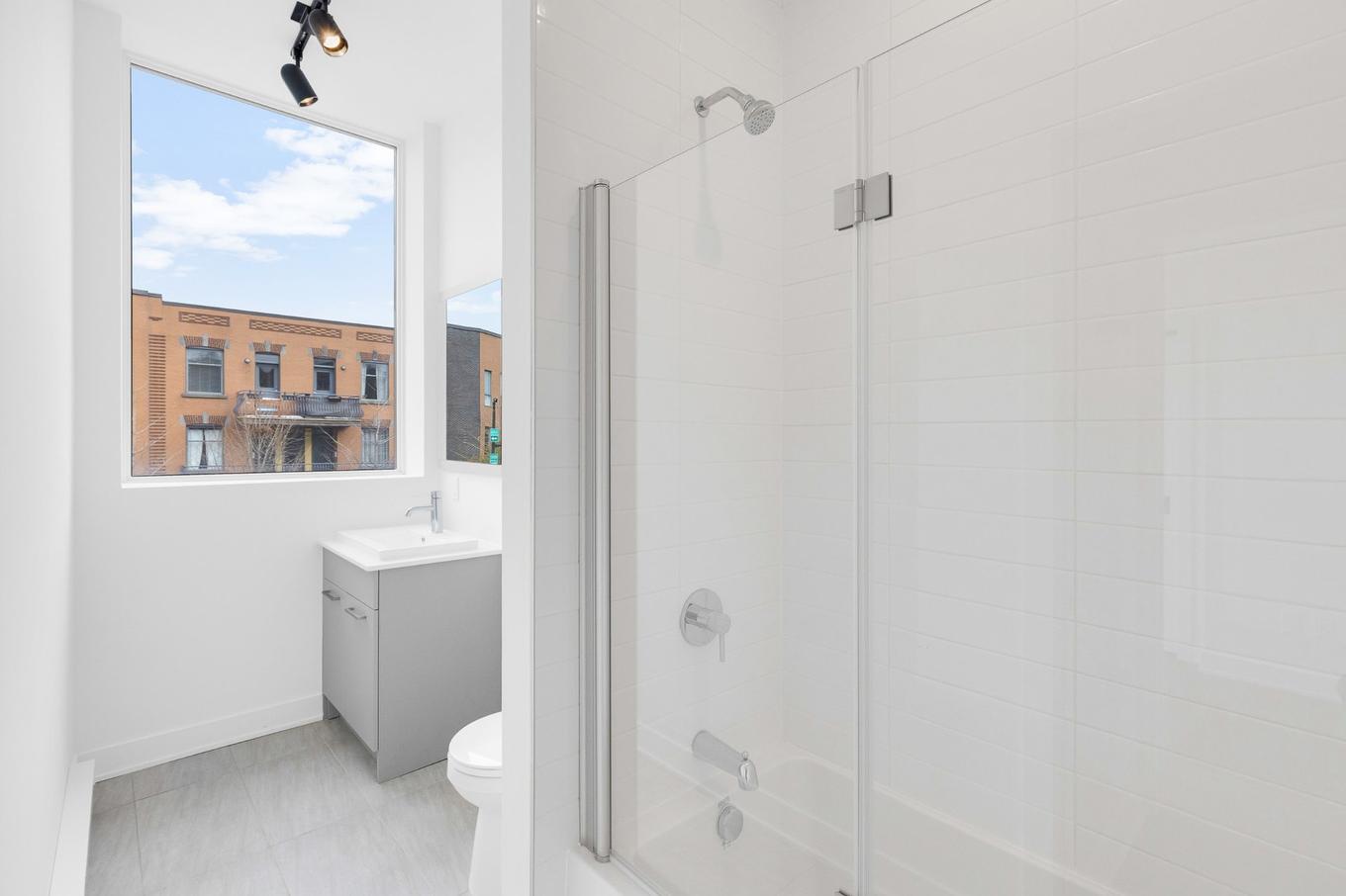 Bathroom - 201-5410 Av. Papineau, Montréal (Le Plateau-Mont-Royal), QC - Indoor Photo Showing Bathroom