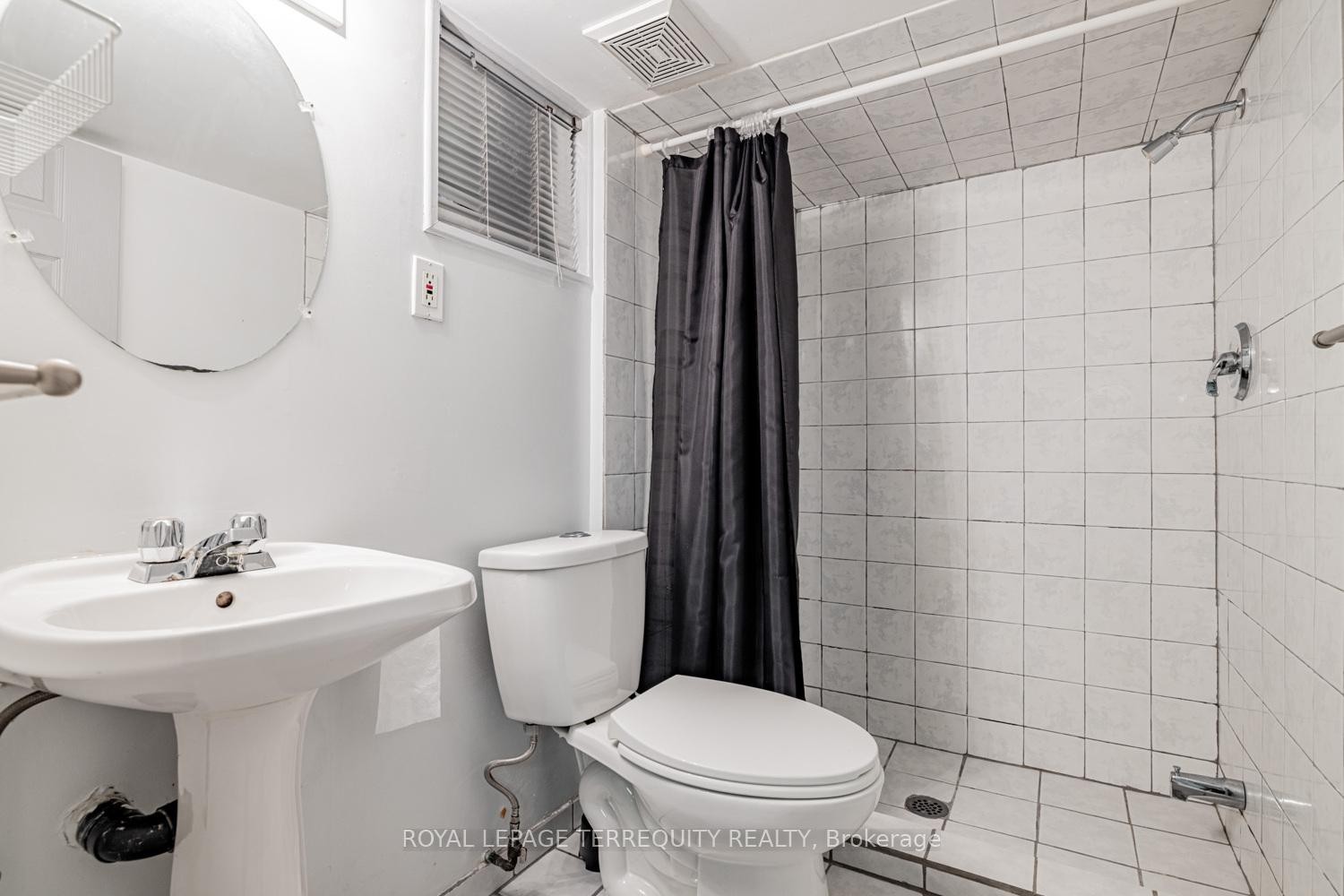 Bsmt-171 Christie Street, Toronto, ON - Indoor Photo Showing Bathroom