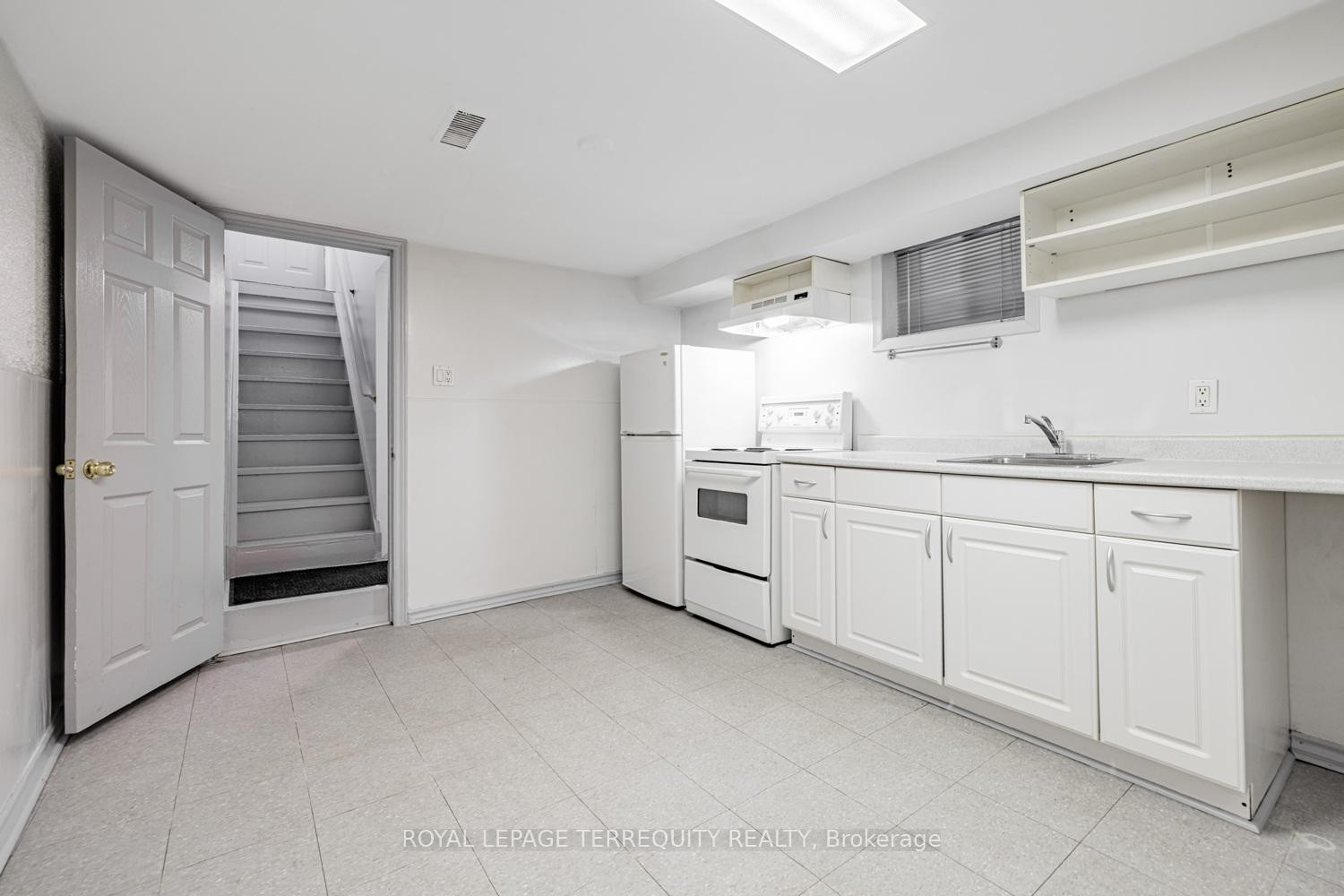Bsmt-171 Christie Street, Toronto, ON - Indoor Photo Showing Kitchen
