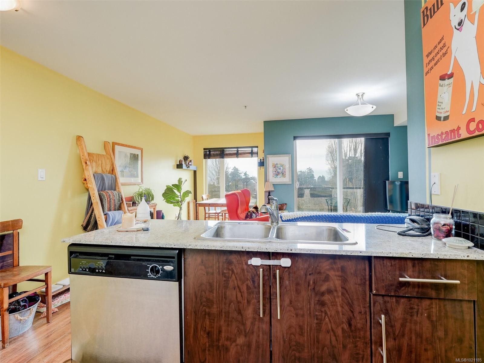 1405 Esquimalt St, Esquimalt, BC - Indoor Photo Showing Kitchen With Double Sink