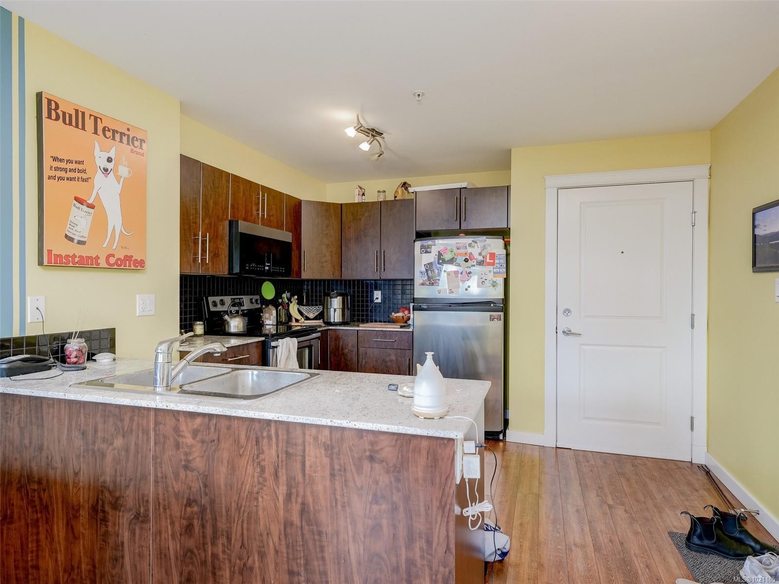 1405 Esquimalt St, Esquimalt, BC - Indoor Photo Showing Kitchen With Double Sink