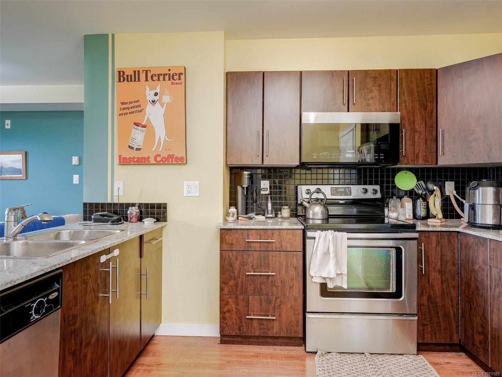 1405 Esquimalt St, Esquimalt, BC - Indoor Photo Showing Kitchen With Double Sink