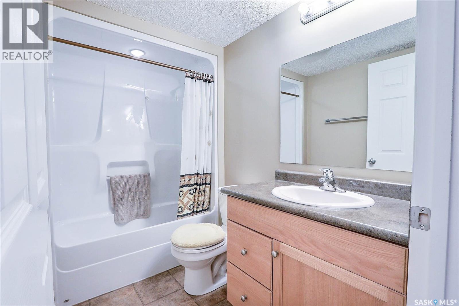 202 1901 1 1/2 Avenue W, Prince Albert, SK - Indoor Photo Showing Bathroom