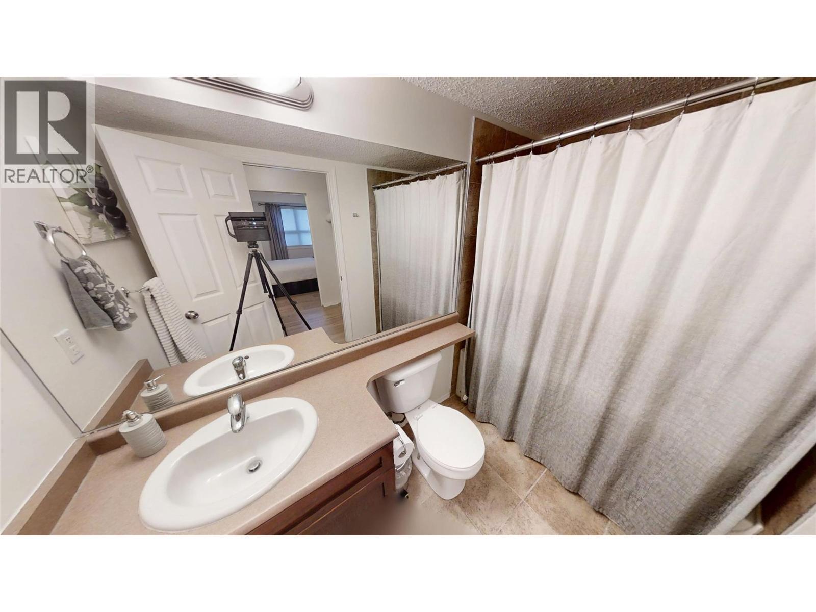 205 Third Avenue Unit# 3117, Invermere, BC - Indoor Photo Showing Bathroom