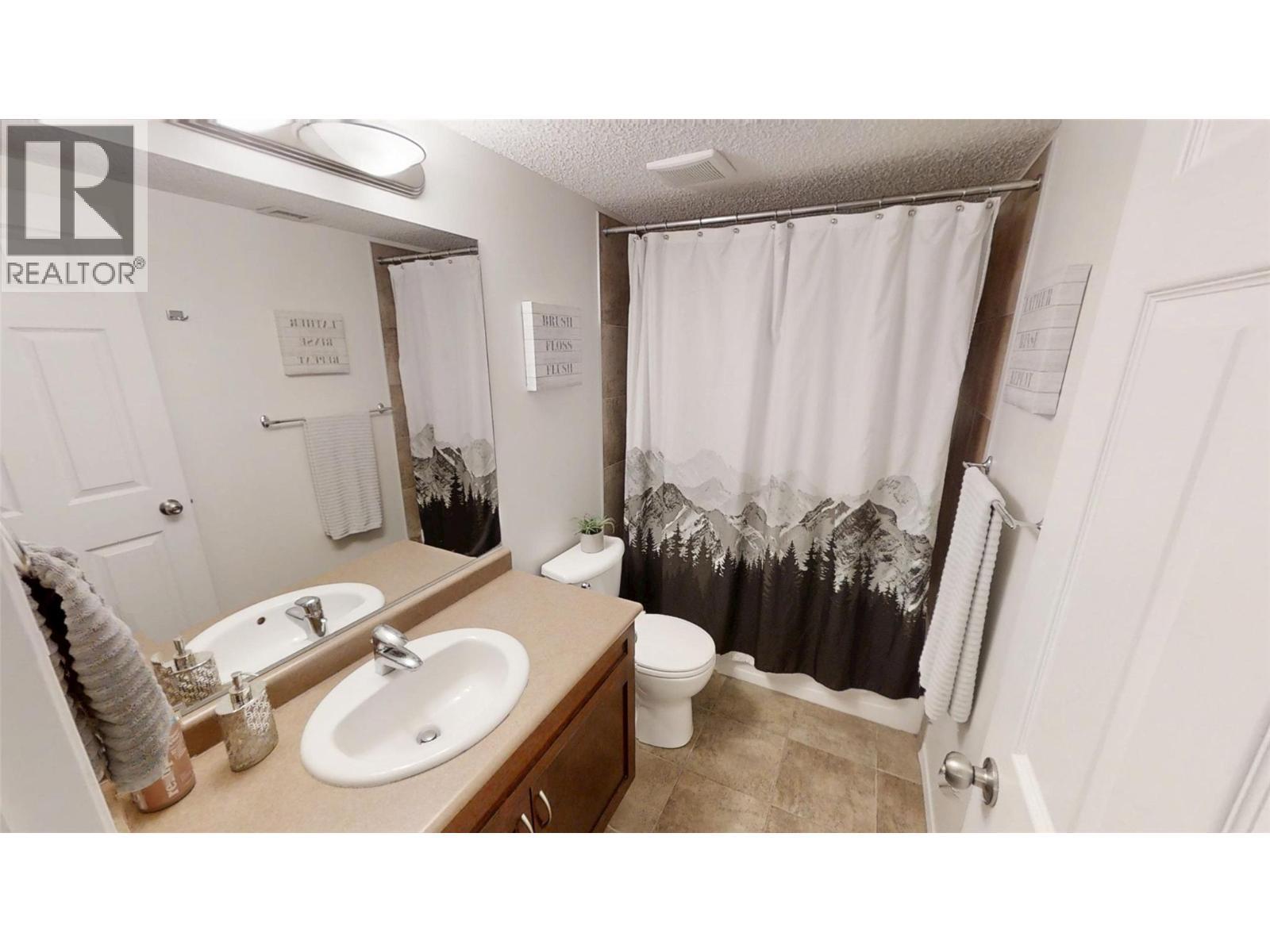 205 Third Avenue Unit# 3117, Invermere, BC - Indoor Photo Showing Bathroom