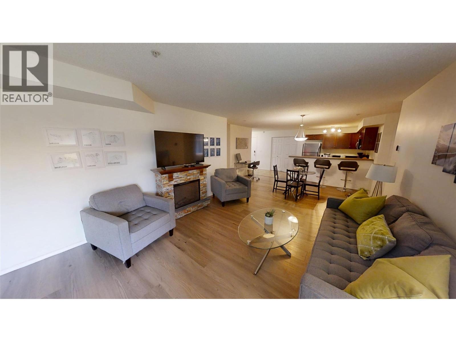 205 Third Avenue Unit# 3117, Invermere, BC - Indoor Photo Showing Living Room