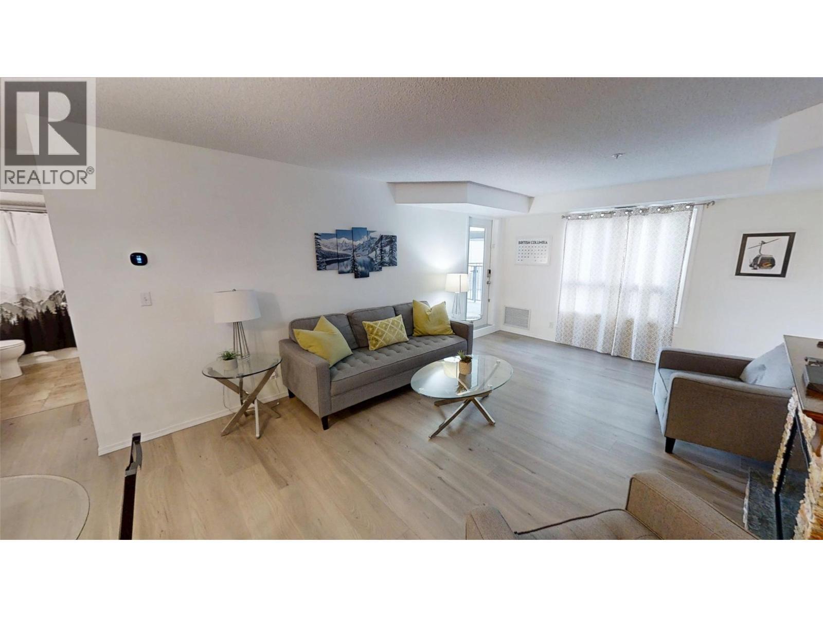 205 Third Avenue Unit# 3117, Invermere, BC - Indoor Photo Showing Living Room