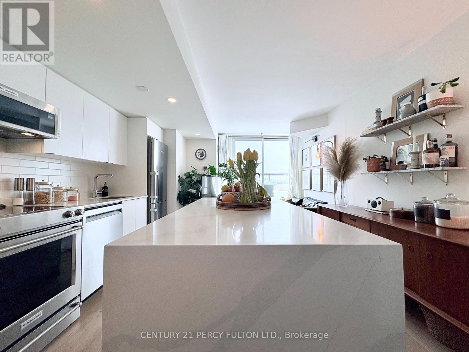 606 - 1401 O'Connor Drive, Toronto, ON - Indoor Photo Showing Kitchen With Upgraded Kitchen