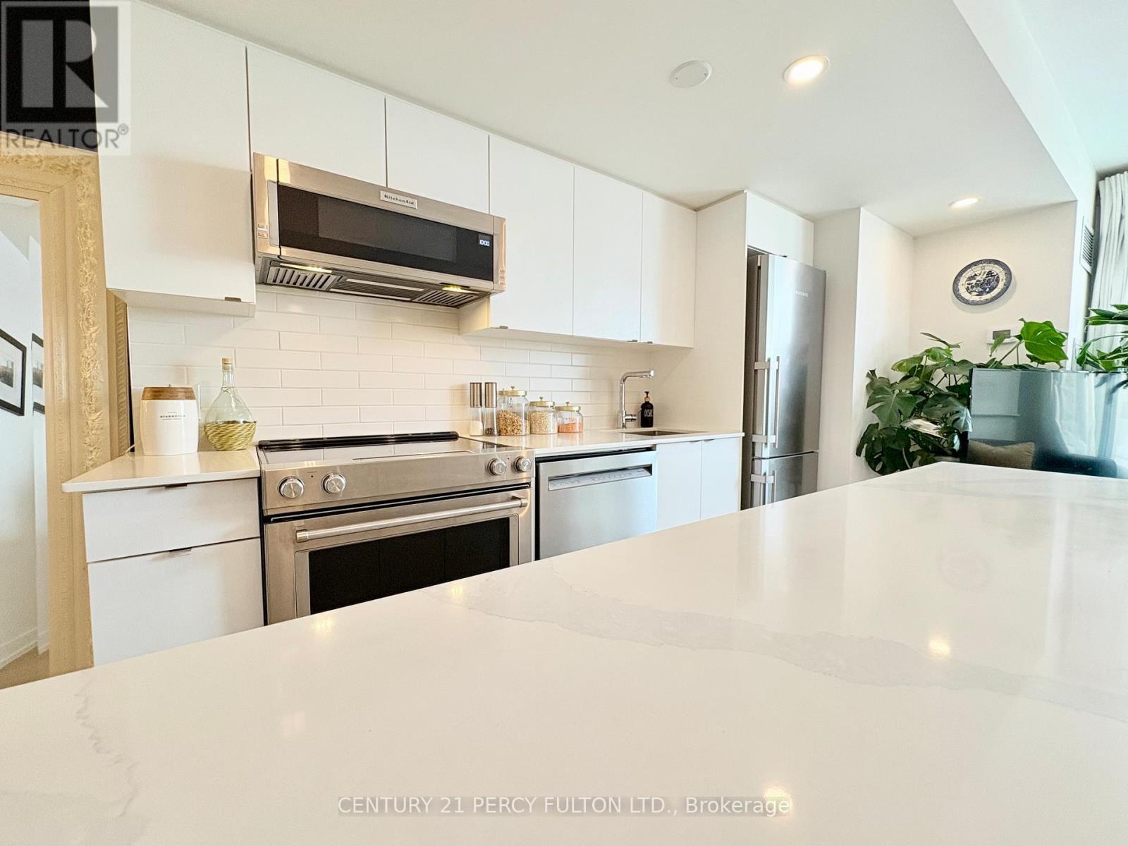 606 - 1401 O'Connor Drive, Toronto, ON - Indoor Photo Showing Kitchen With Upgraded Kitchen