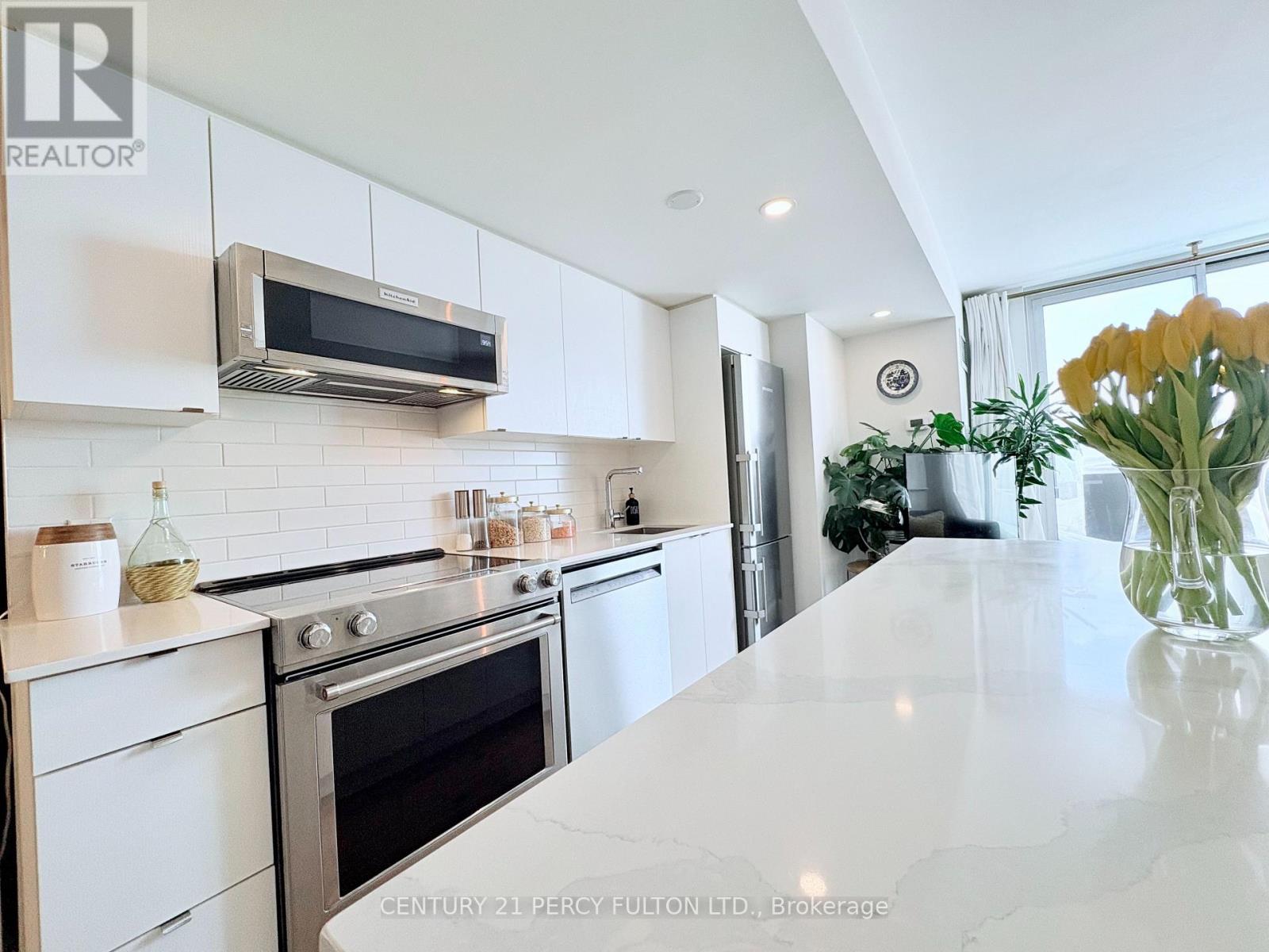 606 - 1401 O'Connor Drive, Toronto, ON - Indoor Photo Showing Kitchen With Upgraded Kitchen