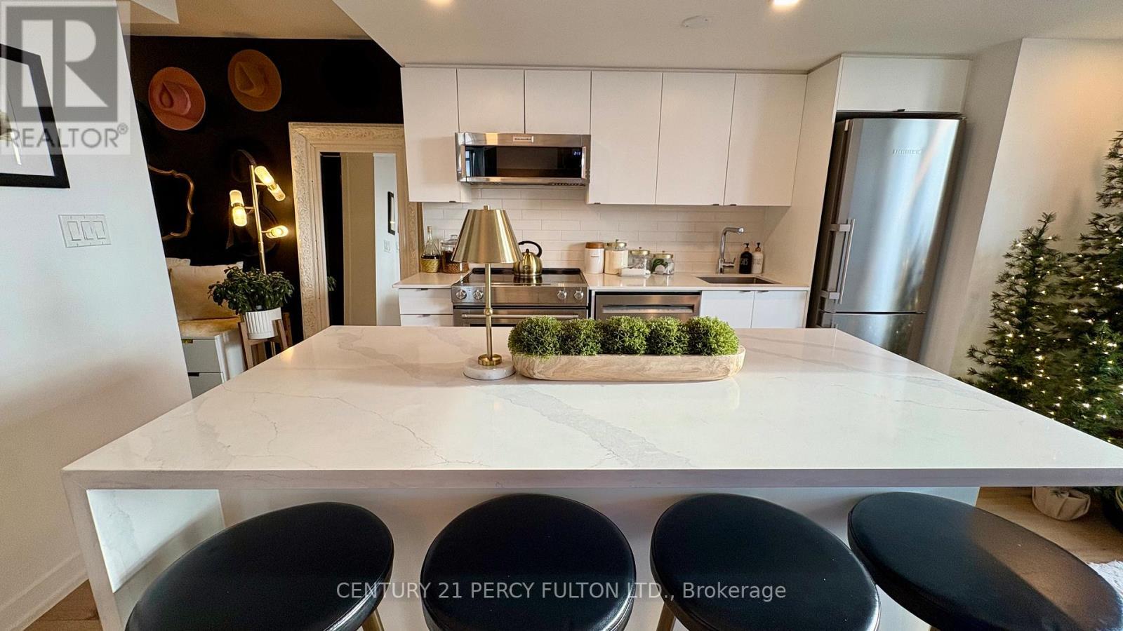 606 - 1401 O'Connor Drive, Toronto, ON - Indoor Photo Showing Kitchen With Upgraded Kitchen