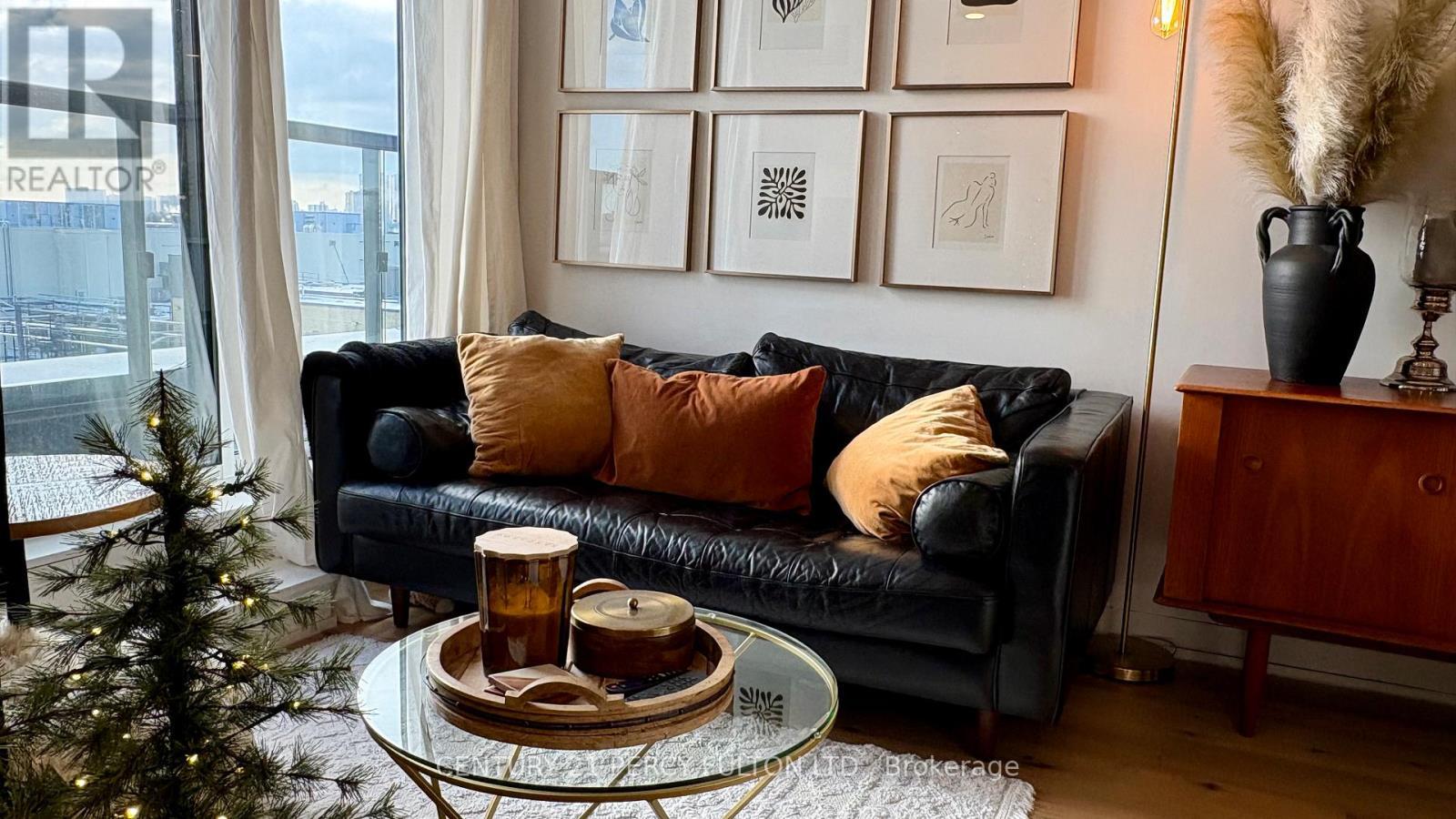 606 - 1401 O'Connor Drive, Toronto, ON - Indoor Photo Showing Living Room