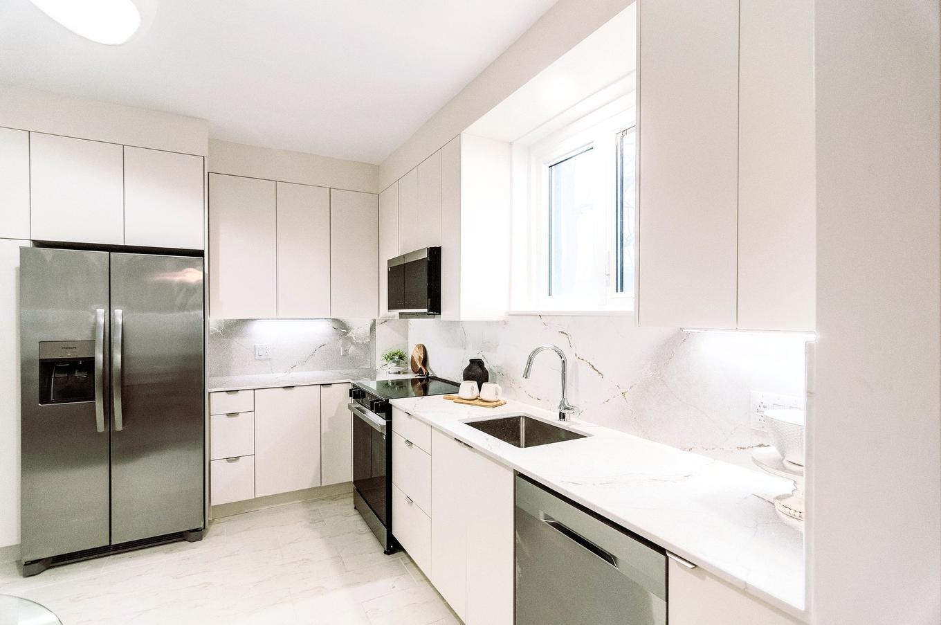 Cuisine - 5600 - 5610 Place Beaminster, Montréal (Côte-Des-Neiges/Notre-Dame-De-Grâce), QC - Indoor Photo Showing Kitchen With Upgraded Kitchen