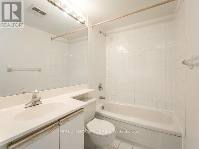 719 - 942 Yonge Street, Toronto, ON - Indoor Photo Showing Bathroom