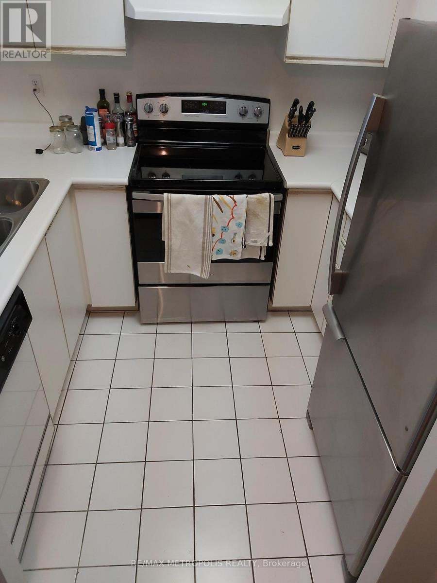 719 - 942 Yonge Street, Toronto, ON - Indoor Photo Showing Kitchen