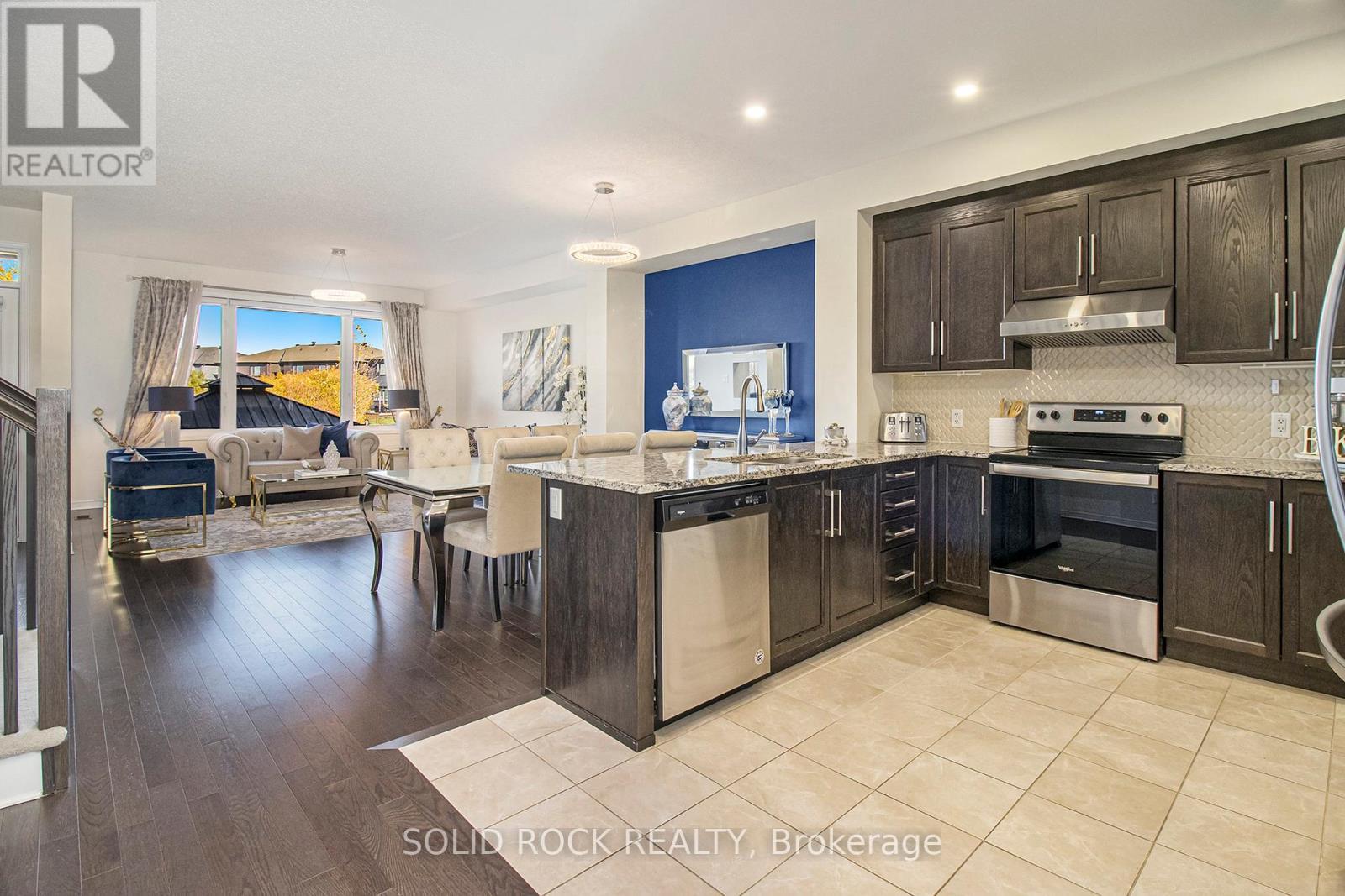 525 Cope Drive, Ottawa, ON - Indoor Photo Showing Kitchen With Upgraded Kitchen