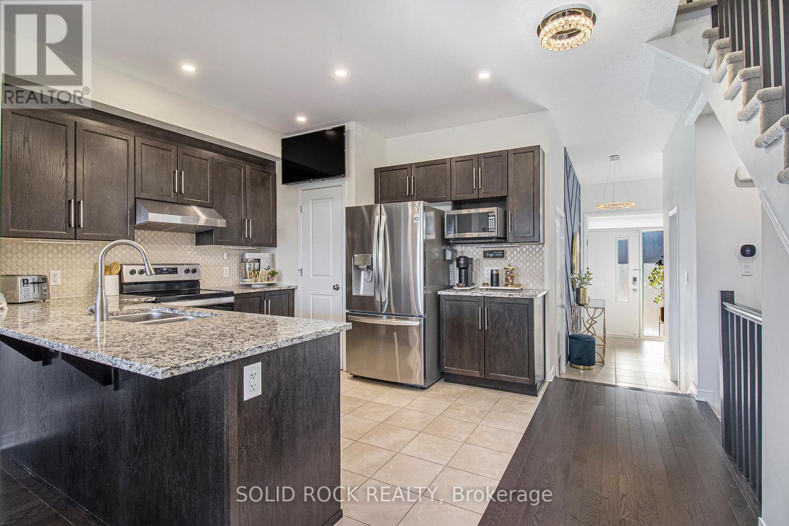 525 Cope Drive, Ottawa, ON - Indoor Photo Showing Kitchen With Upgraded Kitchen