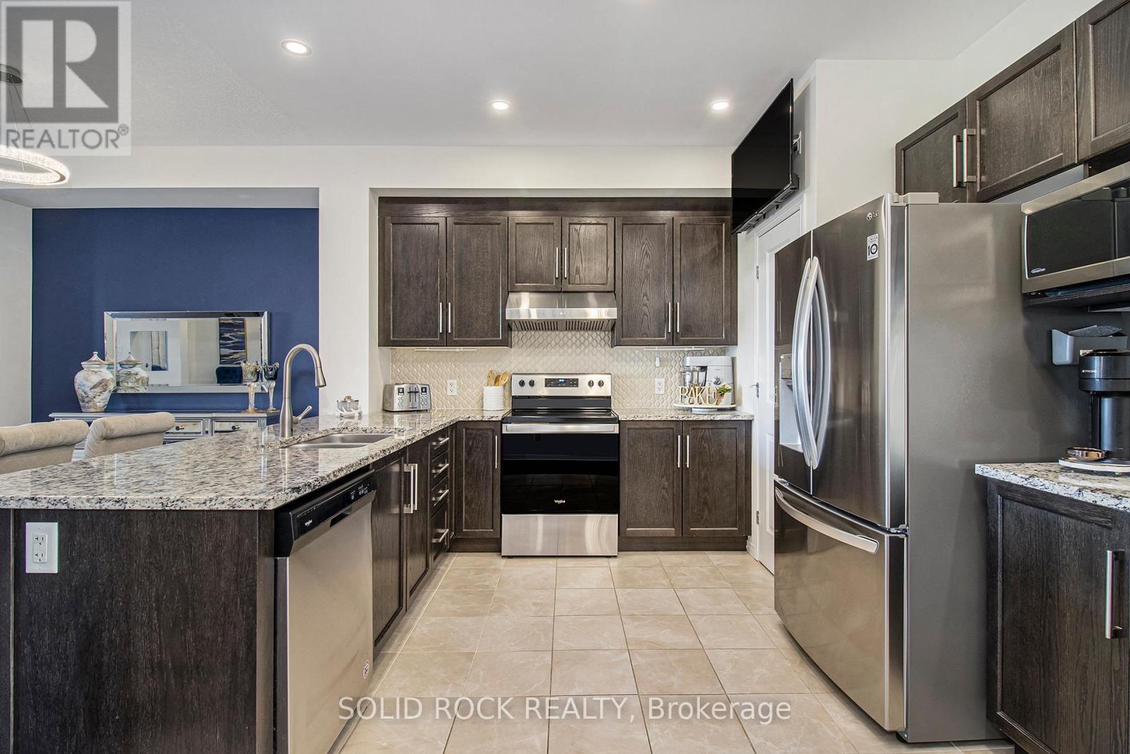 525 Cope Drive, Ottawa, ON - Indoor Photo Showing Kitchen With Double Sink With Upgraded Kitchen