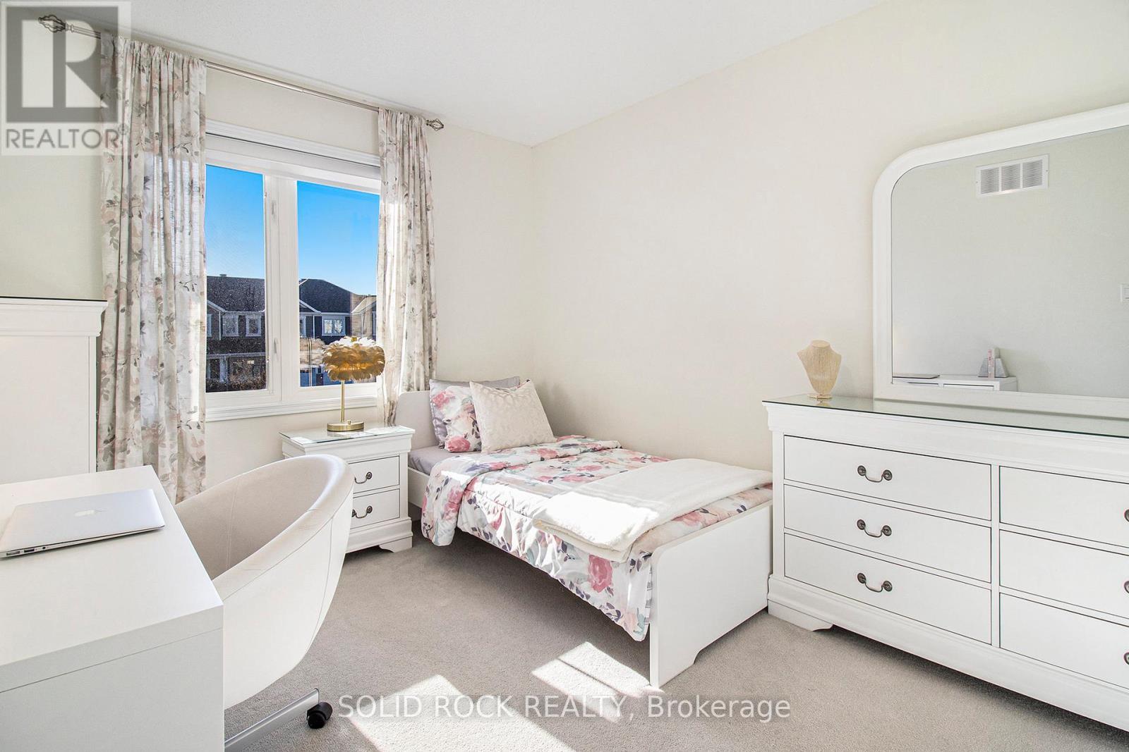 525 Cope Drive, Ottawa, ON - Indoor Photo Showing Bedroom