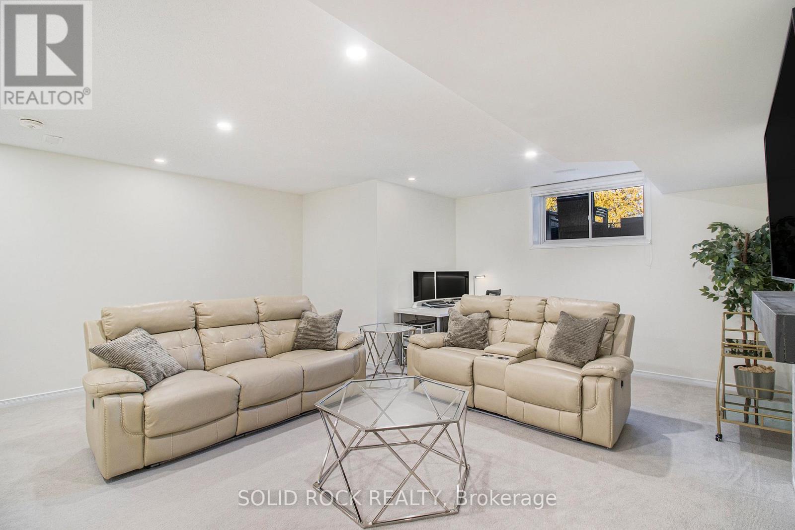 525 Cope Drive, Ottawa, ON - Indoor