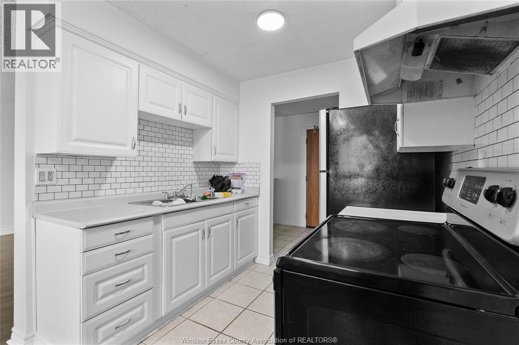 150 Park Unit# 802, Windsor, ON - Indoor Photo Showing Kitchen