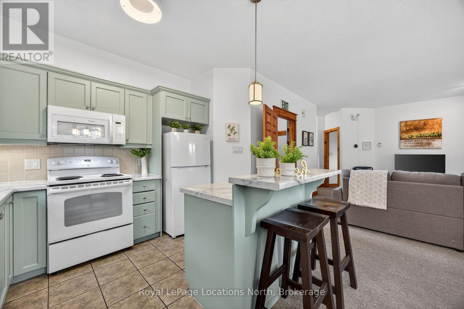 121 - 170 Snowbridge Way, Blue Mountains, ON - Indoor Photo Showing Kitchen