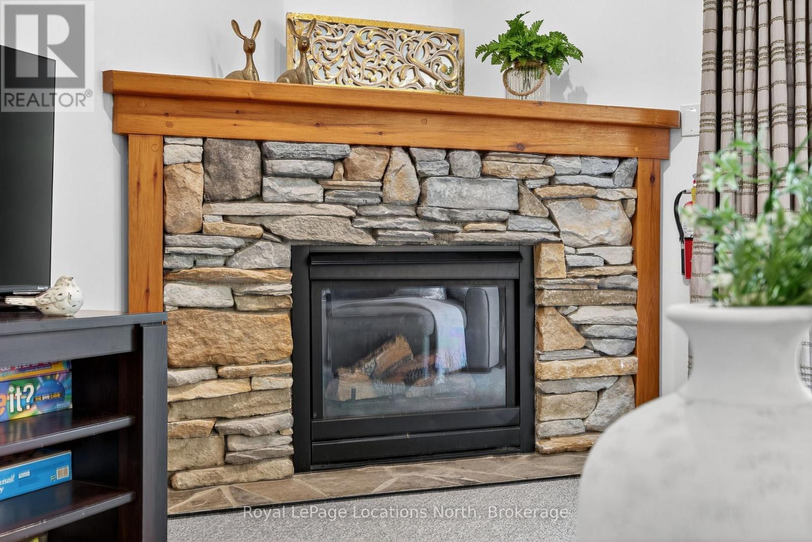 121 - 170 Snowbridge Way, Blue Mountains, ON - Indoor Photo Showing Living Room With Fireplace