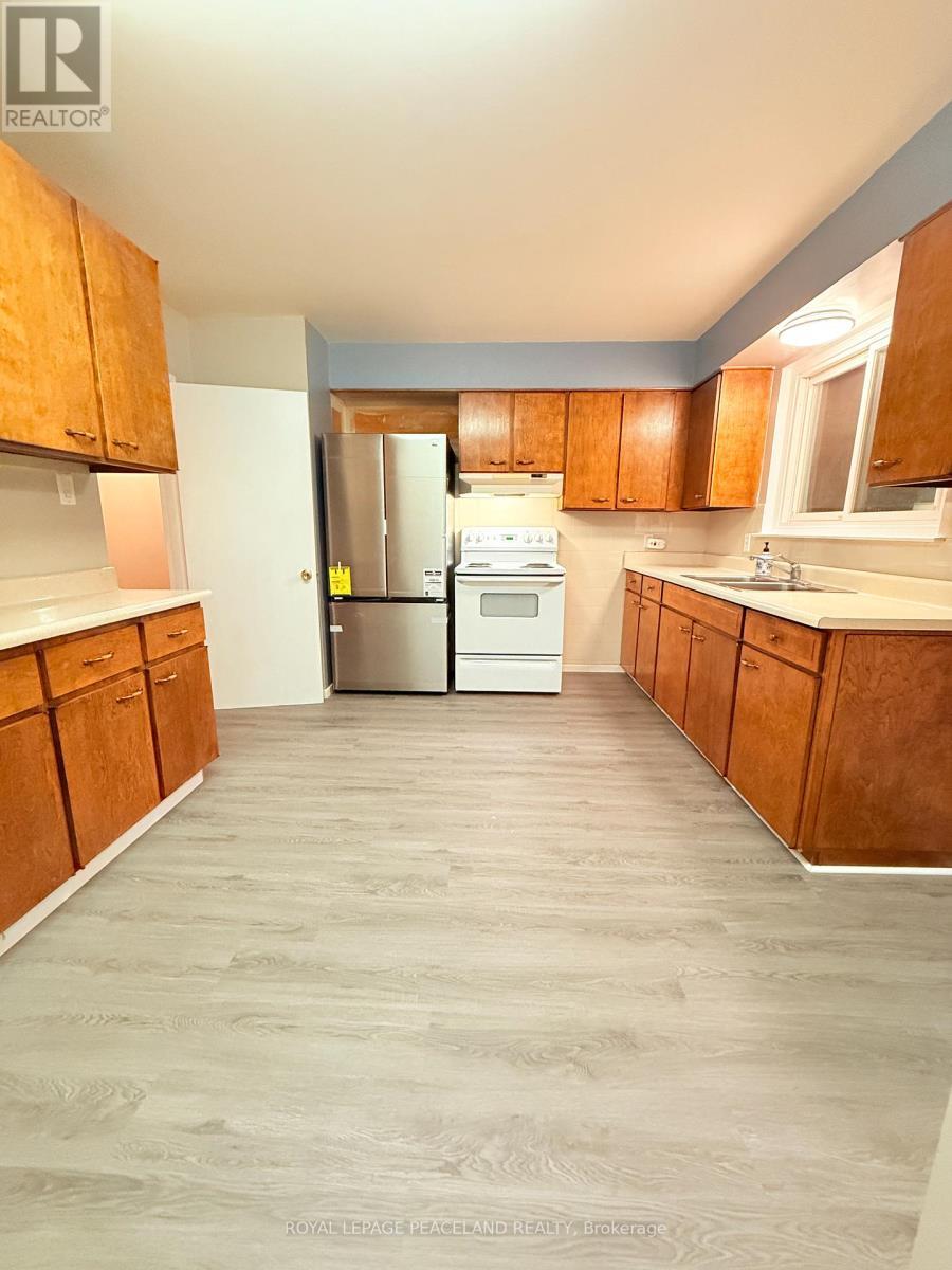 1097 Parthia Crescent, Mississauga, ON - Indoor Photo Showing Kitchen