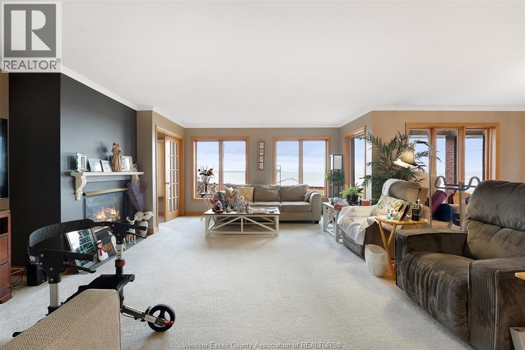 12906 Riverside Drive, Tecumseh, ON - Indoor Photo Showing Living Room