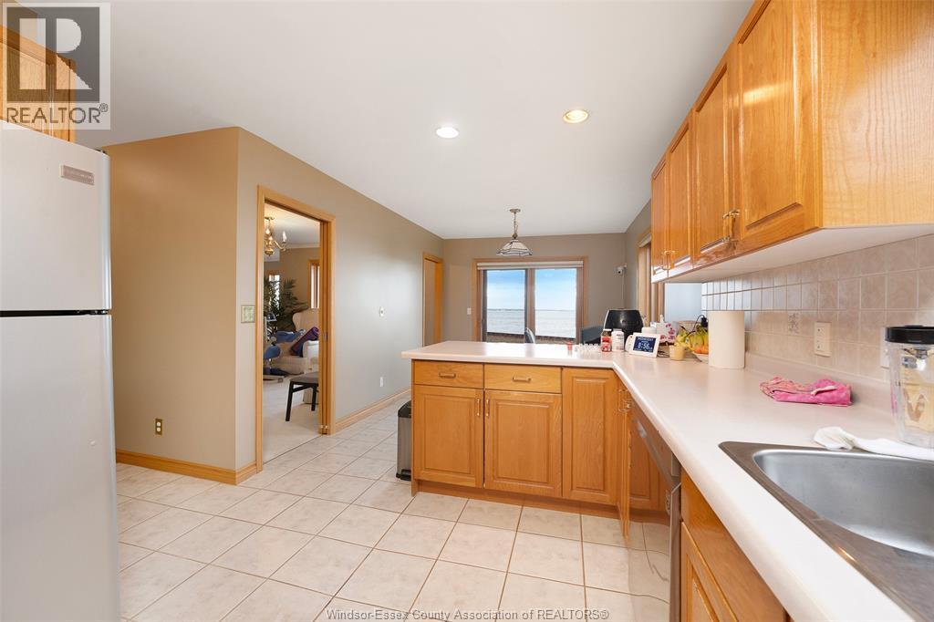 12906 Riverside Drive, Tecumseh, ON - Indoor Photo Showing Kitchen