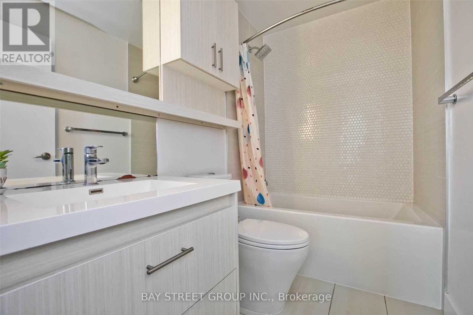 1211 - 128 Fairview Mall Drive, Toronto, ON - Indoor Photo Showing Bathroom