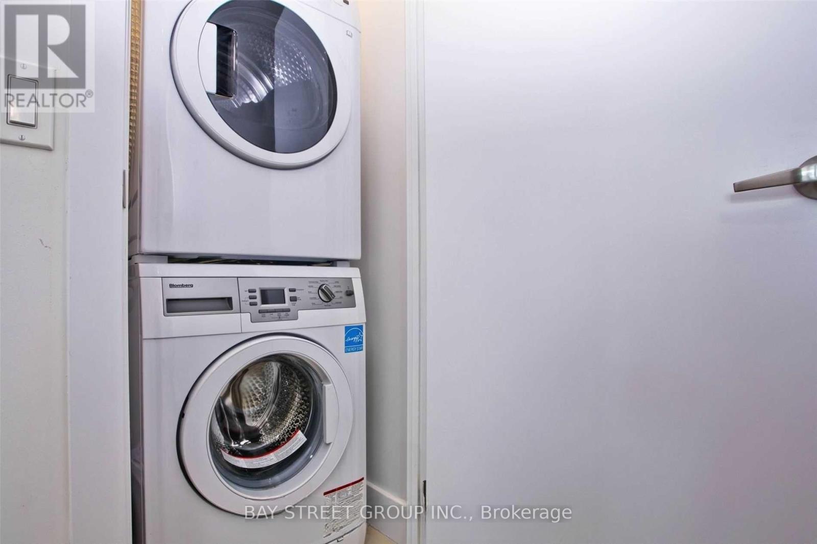 1211 - 128 Fairview Mall Drive, Toronto, ON - Indoor Photo Showing Laundry Room