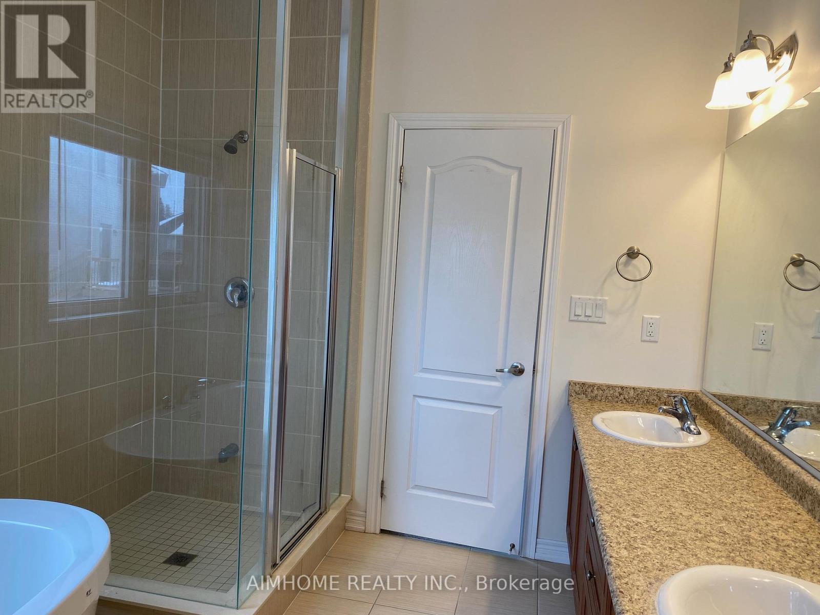 19 Hancock Street, Aurora, ON - Indoor Photo Showing Bathroom