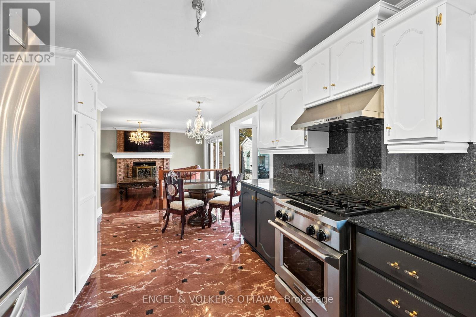 563 Merkley Drive, Ottawa, ON - Indoor Photo Showing Kitchen With Upgraded Kitchen