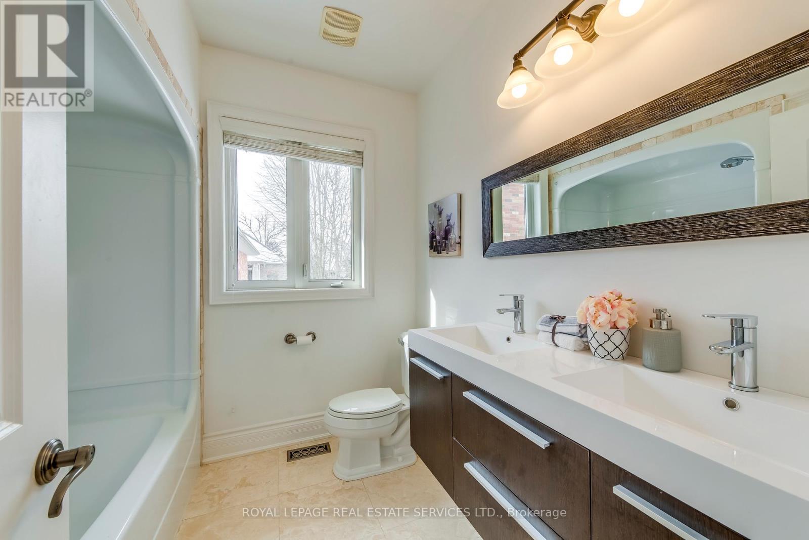 3341 Lakeshore Road, Burlington, ON - Indoor Photo Showing Bathroom
