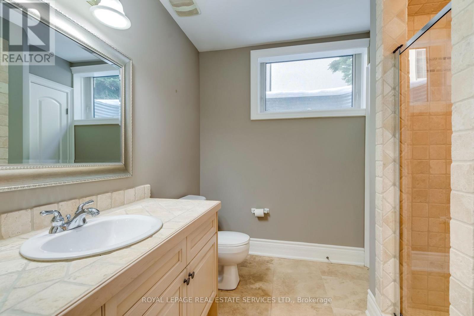 3341 Lakeshore Road, Burlington, ON - Indoor Photo Showing Bathroom