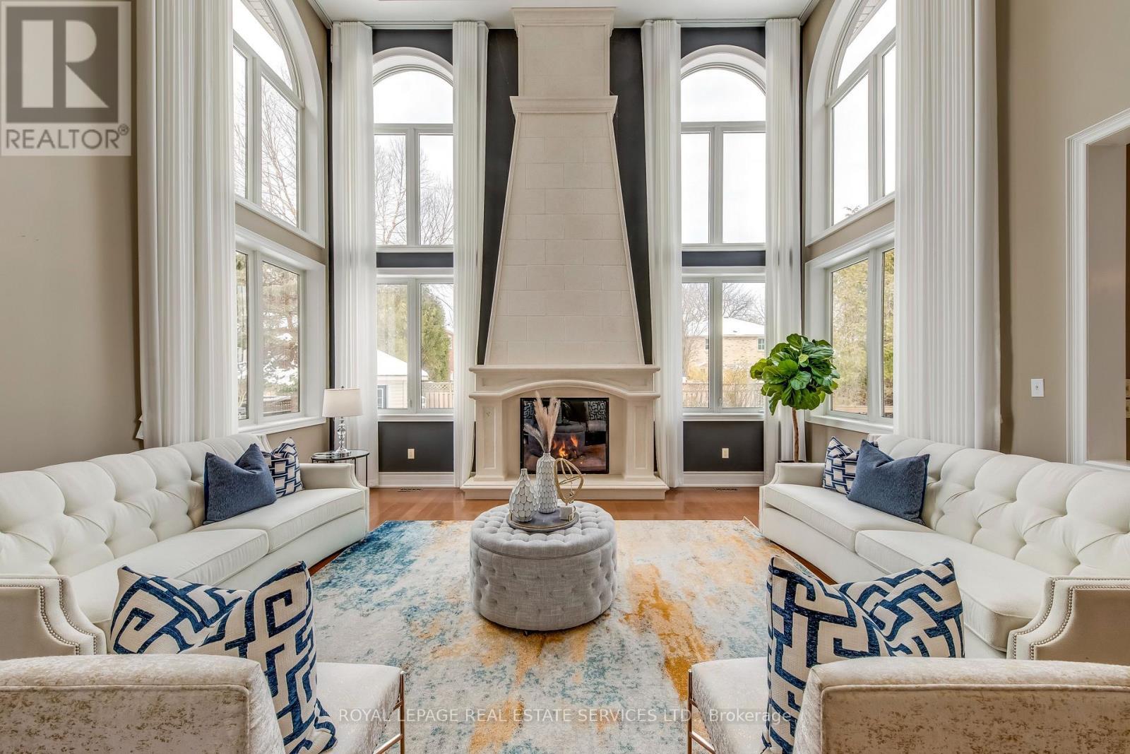 3341 Lakeshore Road, Burlington, ON - Indoor Photo Showing Living Room