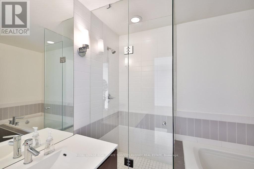 1606 - 1 Hurontario Street, Mississauga, ON - Indoor Photo Showing Bathroom
