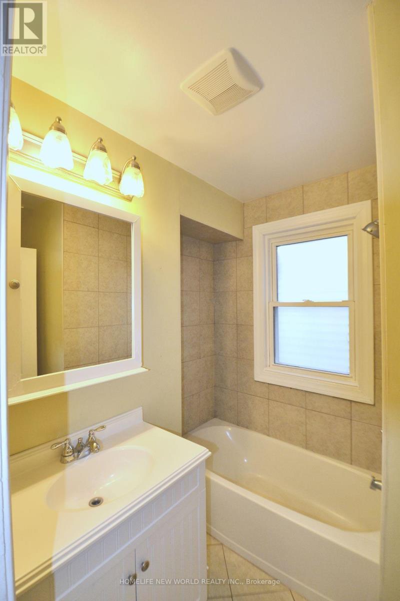102 Belmont Avenue, Hamilton, ON - Indoor Photo Showing Bathroom