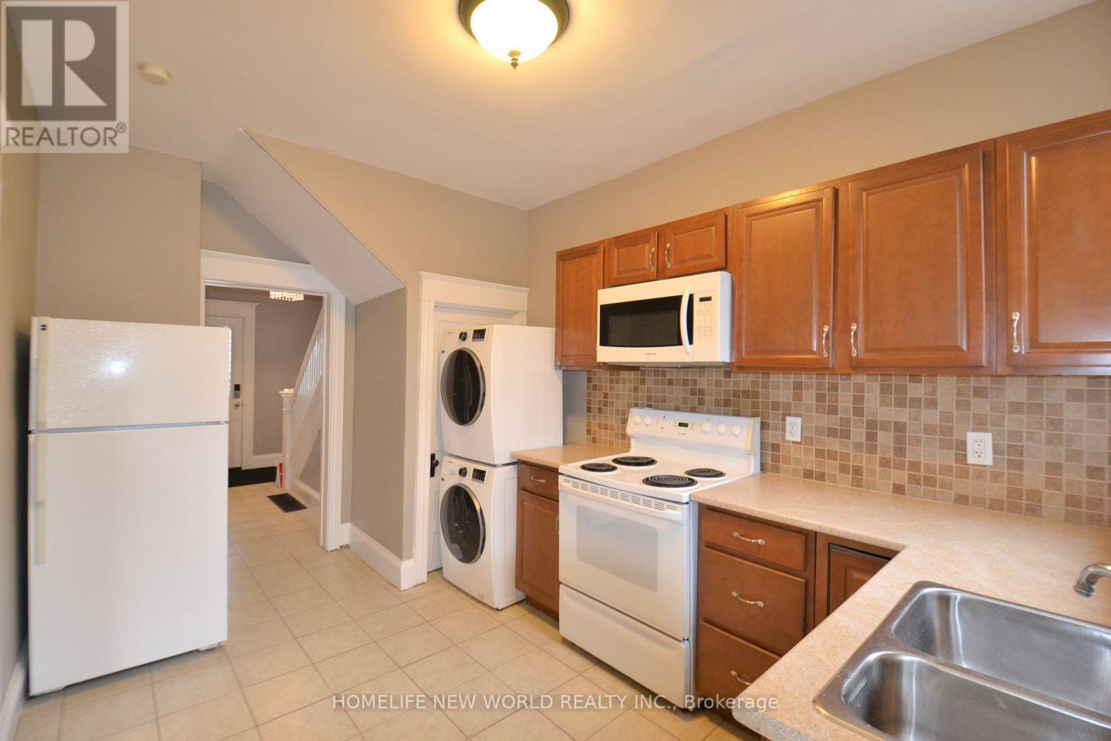 102 Belmont Avenue, Hamilton, ON - Indoor Photo Showing Kitchen With Double Sink