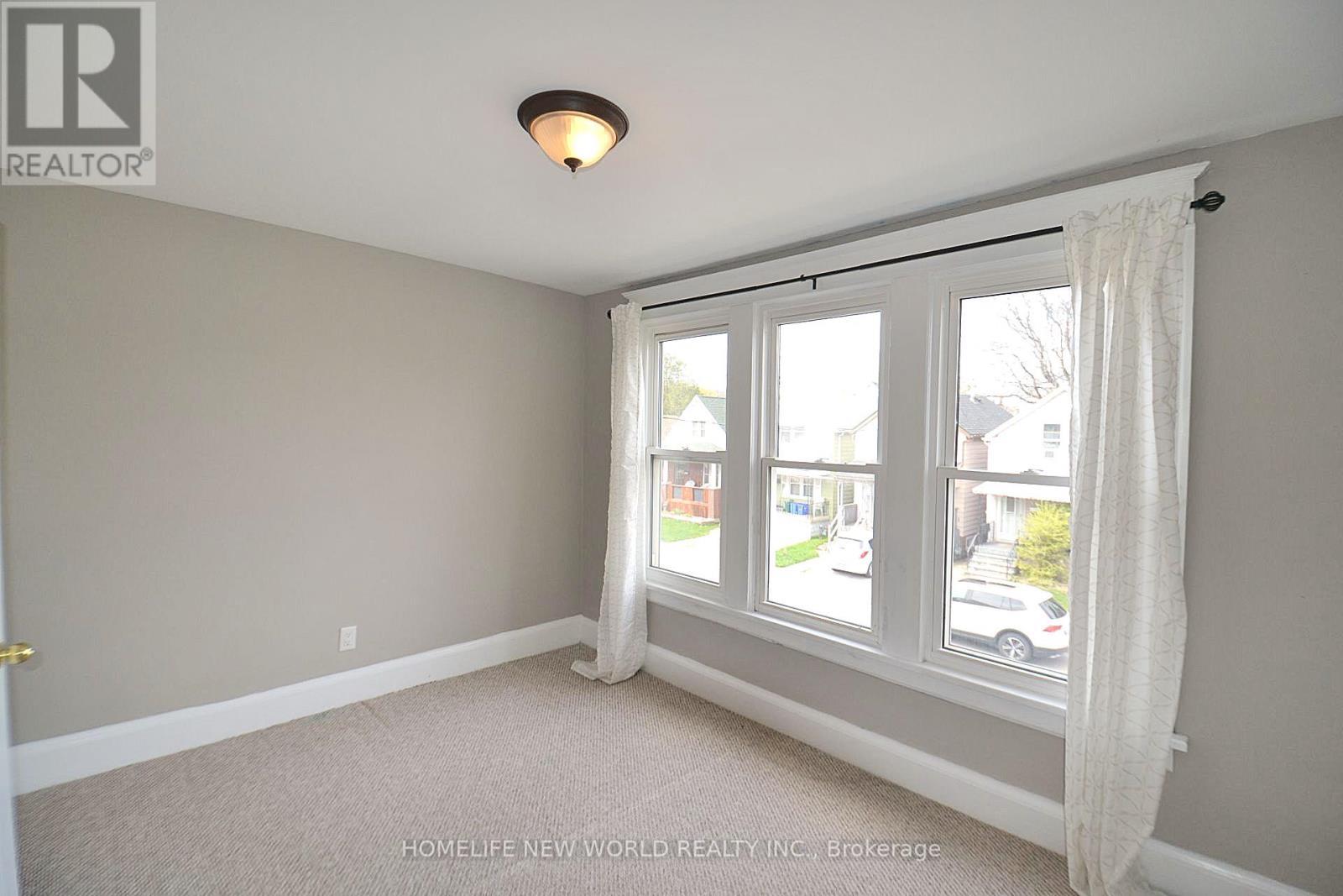 102 Belmont Avenue, Hamilton, ON - Indoor Photo Showing Other Room